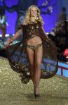 Model Anne Vyalitsyna presents a creation during the Victoria's Secret Fashion Show at the Lexington Armory in New York November 10, 2010. REUTERS/Lucas Jackson (UNITED STATES - Tags: ENTERTAINMENT FASHION)